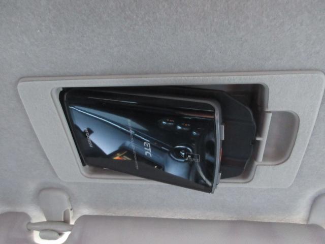 ETC車載機は専用ボックスにてバイザー裏に隠れて装着されております。トップシーリング（天井）の状態もご覧ください。きれいな状態となっております。