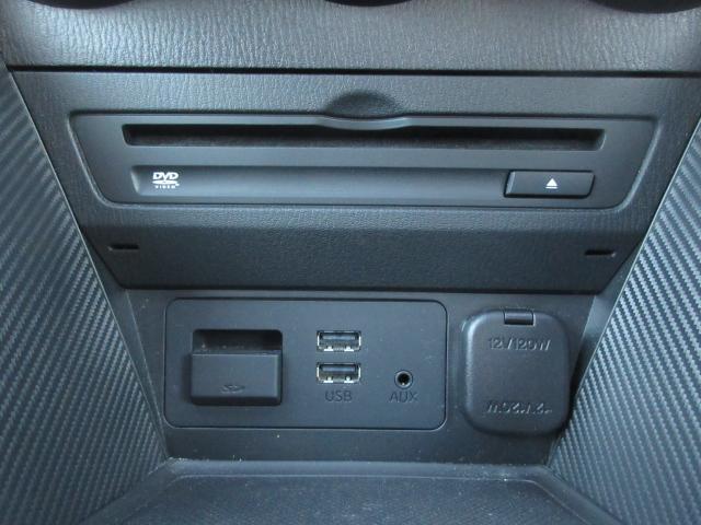 CD/DVD再生プレーヤーとフルセグTVチューナーを装備しています。また、USB端子も備えています。