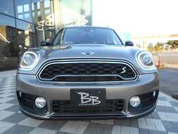 2017年式のMINIクロスオーバー、プラグインハイブリッドモデルのSEグレードが入庫いたしました。満充電で40kmほど走行が可能で、そこから先はガソリンが使用出来ますので、遠出でも安心ですね！