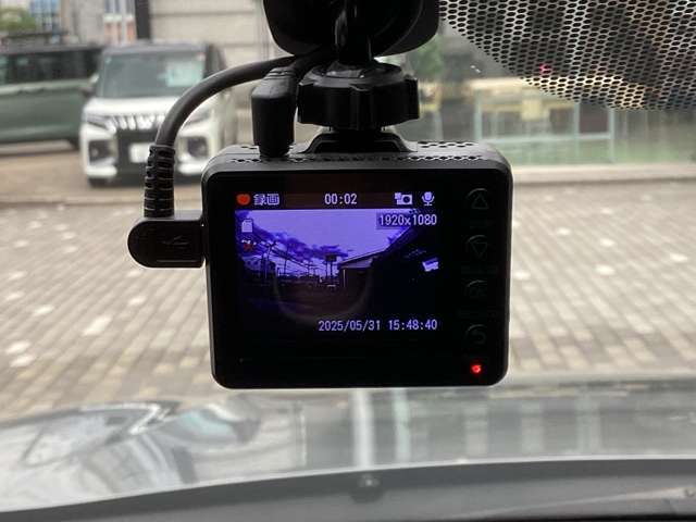 万が一の事故の時、ドライブレコーダーがあればどんな状況だったのかが第三者にも伝わりやすい！また、お出かけの際の旅の記録にもあるのでメリットは多いです！