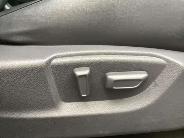 長時間運転していると肩や腰が痛くなる、少しでも楽な姿勢で運転するにはシートの調節は重要ですね！電動で微調整も可能なのでしっくりくるポジションに調節を！