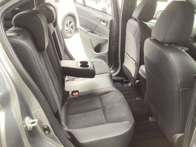 奥様、ご友人、お子様が乗られてもきっとご満足頂けるゆとりと、乗り心地を実現した後部座席！