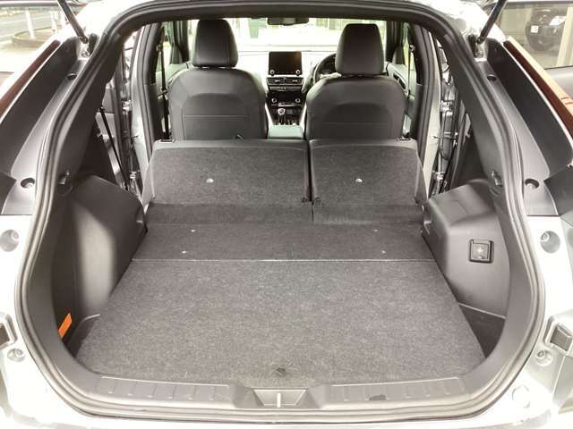 長い荷物や大きな荷物を積みたい時はシートを倒せばこれだけのスペース！