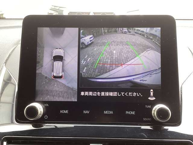 全方位モニターは4つのカメラで捉えた映像を合成して真上からの映像に見せて表示します。駐車場の白線も映るので真っすぐ駐車もしやすいですよ！