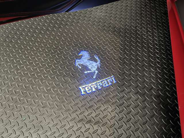 跳馬＆Ferrariロゴ　カーテシランプ