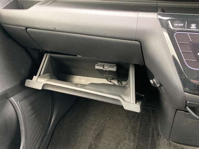 助手席下側には1つの収納があり使い勝手も良好です！ETC装着あり