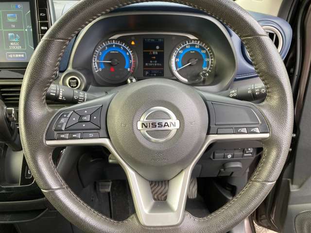 ハンドルには各種スイッチがありますが、運転中でも操作がしやすくなっております。