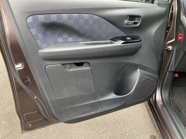 乗り降りで多く使用する助手席ドアですが、目立った傷や汚れもなく綺麗です！車検証入れもあります