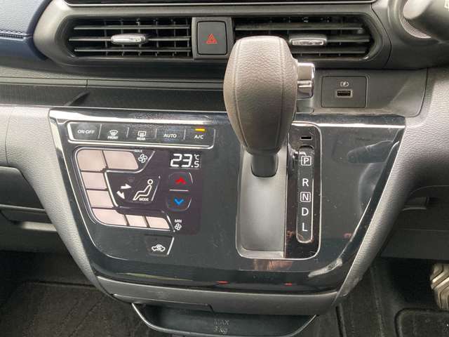 エアコン操作パネルはタッチパネル式なのでスッキリしていて操作しやすいだけではなくお手入れも簡単です！