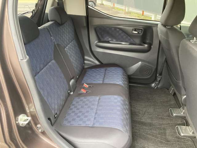 後席も足元のスペースを広く取っていますのでゆったり乗る事ができます！