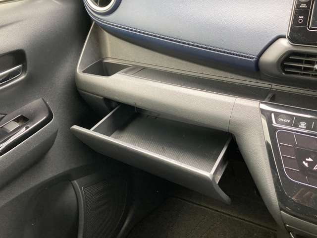 助手席上側には1つの収納があり使い勝手も良好です！