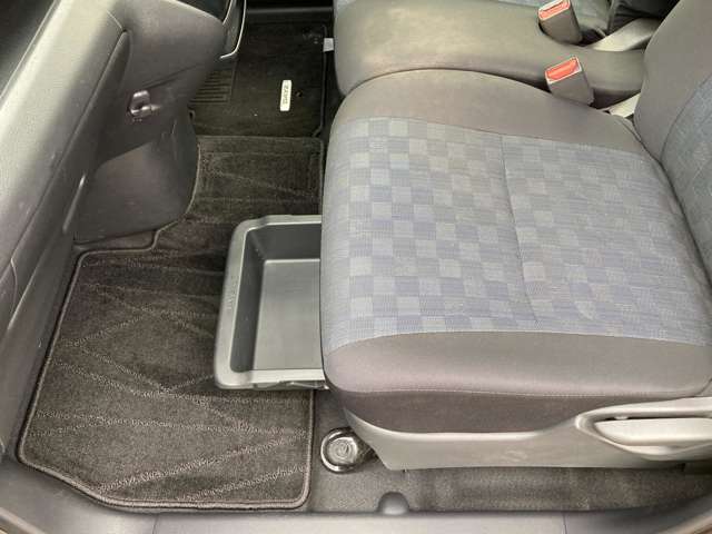 助手席下にも大容量の収納ボックスがあります。