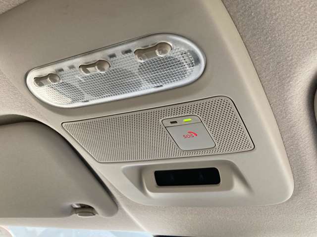 （別途有料設定が必要です）急病や危険を感じた時にSOSコールスイッチを押してください万が一の事故発生時にはエアバック展開と連動して自動通報されます。専門のオペレータが警察や消防への連携をサポートします