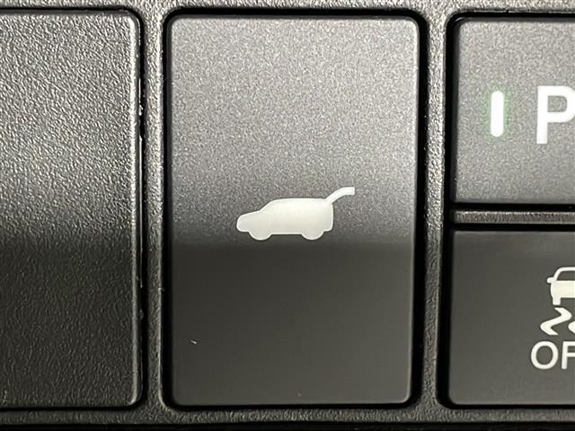 【パワーテールゲート】荷物を抱えた状態でもリアゲートの開閉が可能です！お買い物時やアウトドアの際に役立ちますね。