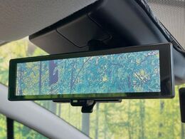 【インテリジェントルームミラー】後席の大きな荷物や同乗者で後方が確認しづらい時でも安心！カメラが撮影した車両後方の映像をルームミラー内に表示。クリアな視界で状況の確認が可能です！