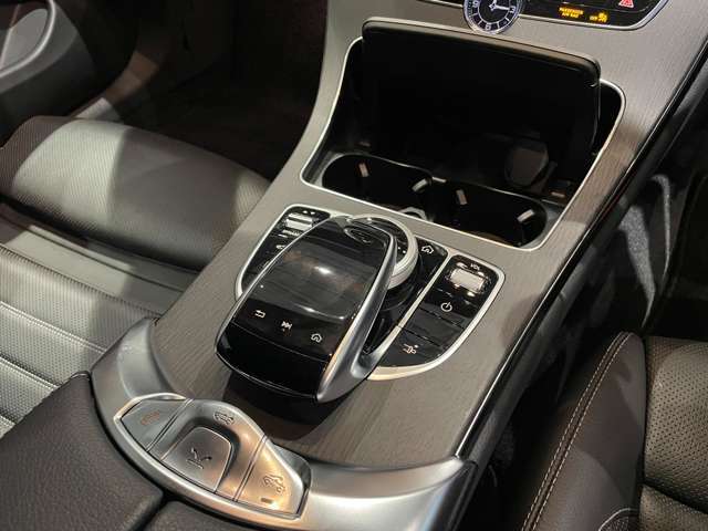 運転中にハンドルから手を離したり前方から目を逸らしたりすることなく、安全に各機能を操作する事ができます。
