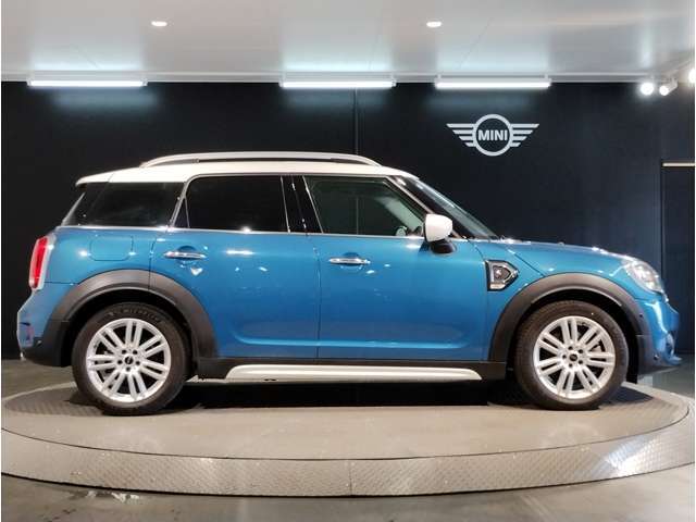 ☆MINIの車の始まりは大人四人がギリギリ乗れるコンパクトな車です！！今となっては3ナンバーですが、もともとは5ナンバーの車でした！！