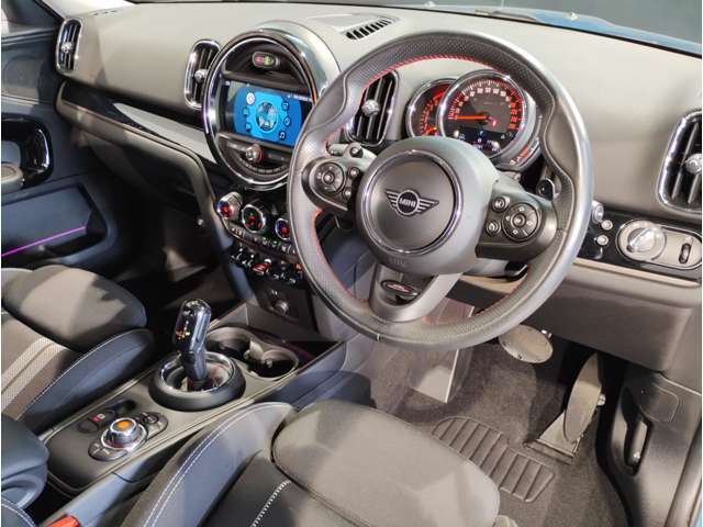【機能的なコントロール・パネル】ドライバーがより直感的に操作できる様、コントローラーとスイッチ類を統合。きわめて高度な機能性と快適な操作フィーリングを実現しました☆