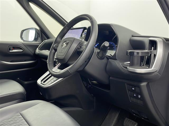 【運転席】座り心地が良いシートなので長時間の運転でも快適にお過ごしいただけます。新品のフロアマットのご注文も可能です。掲載箇所以外にご希望の写真がございましたらお気軽にお問い合わせ下さい。