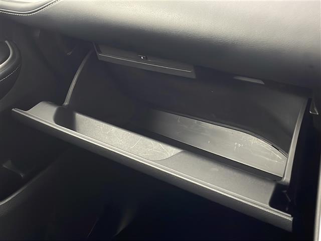 【グローブボックス】車検証ケースや、日頃使う小物類の収納に便利ですね！