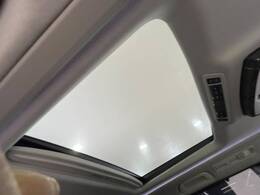 【サンルーフ】開放感たっぷりの希少装備、サンルーフが装着されています！車内に明かりを取り入れたり景色を楽しむ以外にも、車内の空気も簡単に換気できて快適です！