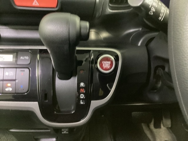 CVT車のセレクトレバーです。低速から高速まで、変速ショックのないスムーズな走りを実現するとともに、エンジン効率のよい領域を維持することで燃費にも貢献します。