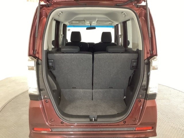 開口部も広く荷物の積み下ろしもしやすいお車となっております。シートの背もたれは5：5の割合で分割して可倒できるので、長いお荷物などを載せることもできます。