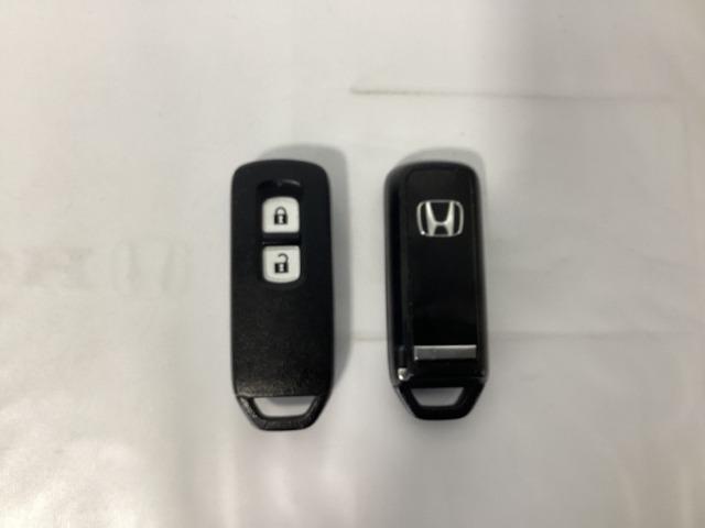 スマートキーを装備しています。鍵を差し込むことなくドアロックの開け閉めと、スタートボタン操作でのエンジンスタートができます。スペアキーも同じものを用意しております。