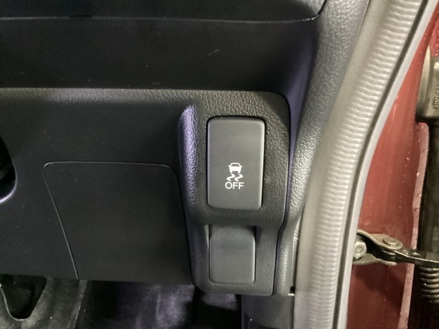 VSA装備車です。VSAはドライバーの操作と車の動きを見守っています。もし車の挙動が乱れたとき、4輪別々にブレーキをかけたり、エンジンパワーをしぼることによって車を安定させます。