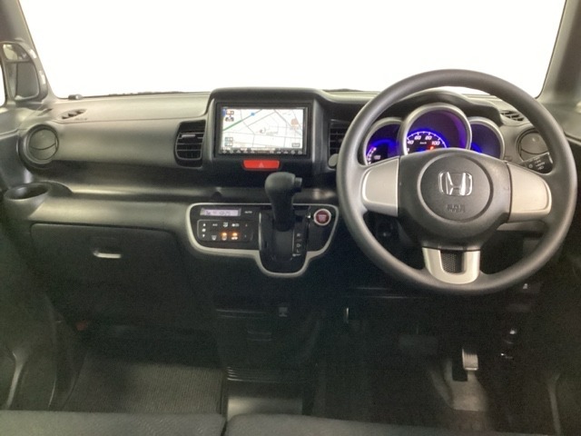 車内は光触媒抗菌消臭施工済です。インパネ周りはスタイリッシュなデザインです。グローブボックスやカップホルダーのほかにトレーなどたくさんの収納スペースが付いています。