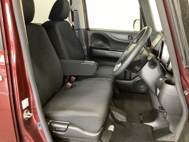 広い足元に肘掛けもついたゆったり座れるシートです。運転席と助手席の間が空いているため、助手席側への移動がスムーズです。交通量の多い道でも、助手席側から乗り降りができます。