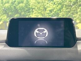【マツダコネクトナビ】車内の雰囲気にマッチした一体型タイプのナビ。各種車輌設定やBluetooth再生等、様々な機能が楽しめます。直感的なダイヤル操作が可能で、使い勝手も良好です。