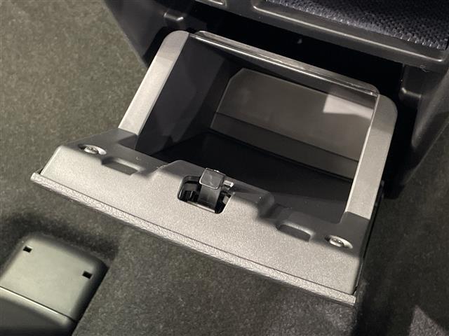 【グローブボックス】大容量のグローブボックスです！！車検証ケース他、日頃使う小物類の収納スペースもたくさんあります！
