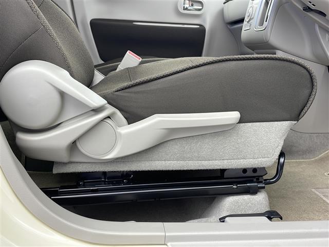 【運転席】座り心地が良いシートなので長時間の運転でも快適にお過ごしいただけます。新品のフロアマットのご注文も可能です。掲載箇所以外にご希望の写真がございましたらお気軽にお問い合わせ下さい。