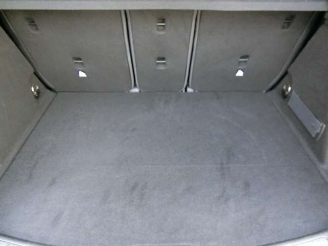 トランクスペースも使用感少なく綺麗