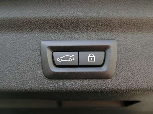 リアゲートは電動開閉式