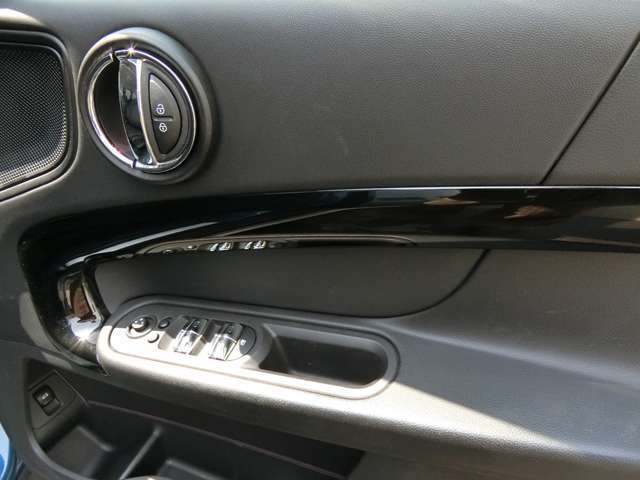 運転席ドア内張り