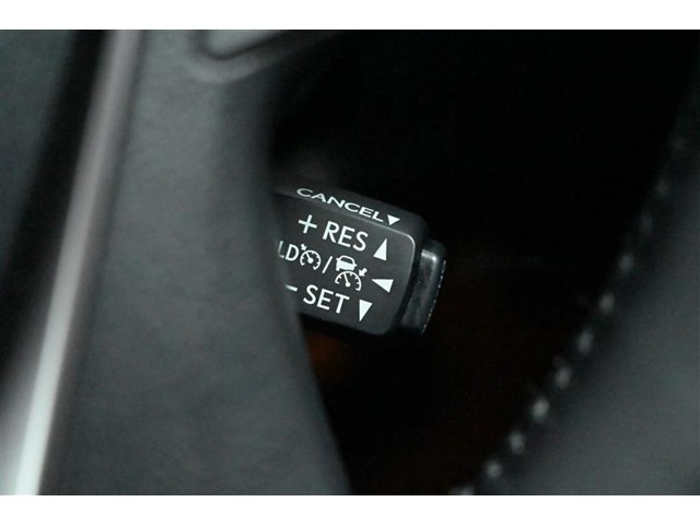 レーダークルーズコントロール（全車速追従機能付）装備。　車間制御モードでは、先行車の車速変化に合わせた追従走行を行い、自動的に加速・減速・停止をします。　◇定速制御モードでは一定の速度で走行できます。