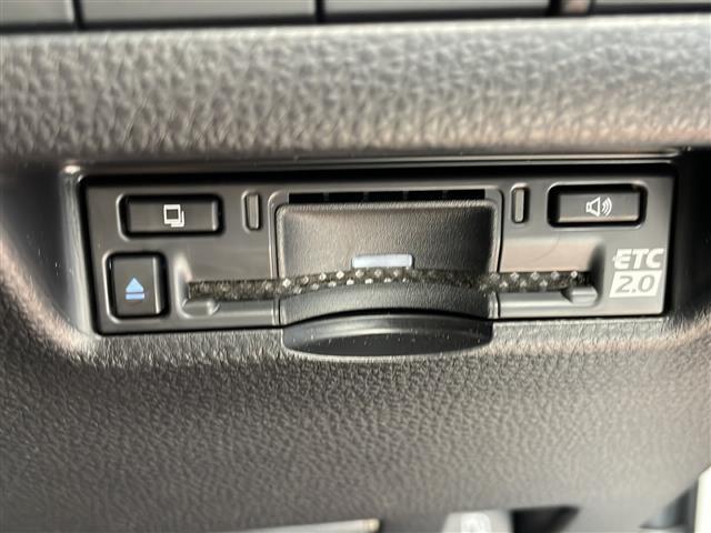 【ETC】有料道路を利用する際に料金所で停止することなく通過できる、ETC車載器（ノンストップ自動料金収受システム機器）が装備されています。セットアップを行うことで利用可能になります。