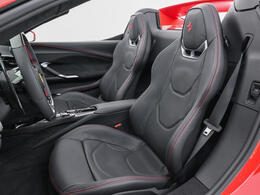 こちらは左ハンドルのお車でございます。内装色はNeroを選択しております。