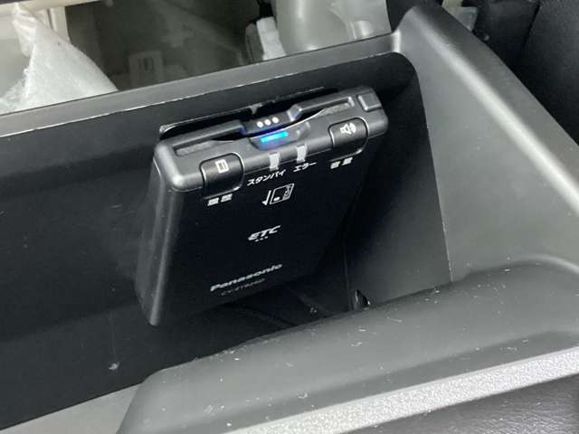 ETC車載器はグローブボックスに収納。外部からは見えにくくプライバシーも守ります。