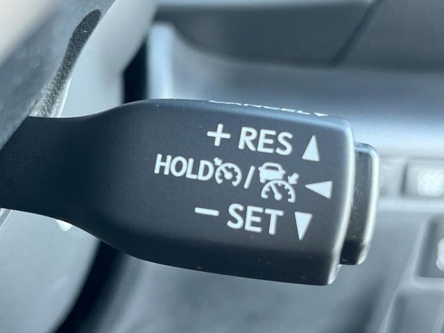 【レーダークルーズコントロール】高速道路での長距離走行が楽に！！自動で速度を保つクルーズコントロールが、衝突軽減システムと連携し、前方の車両を感知して車間を保つように速度調節してくれます！！