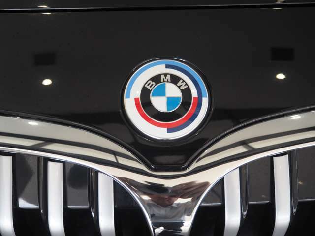 BMWのモータースポーツ部門M社創立50周年を記念したバッジを装着