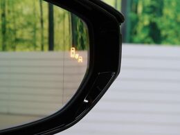 【ブラインドスポットモニター】走行中、ドアミラーの死角になりやすい箇所に後続車が接近するとサイドミラーのレンズに警告を表示！ドライバーに注意喚起をしてくれます。
