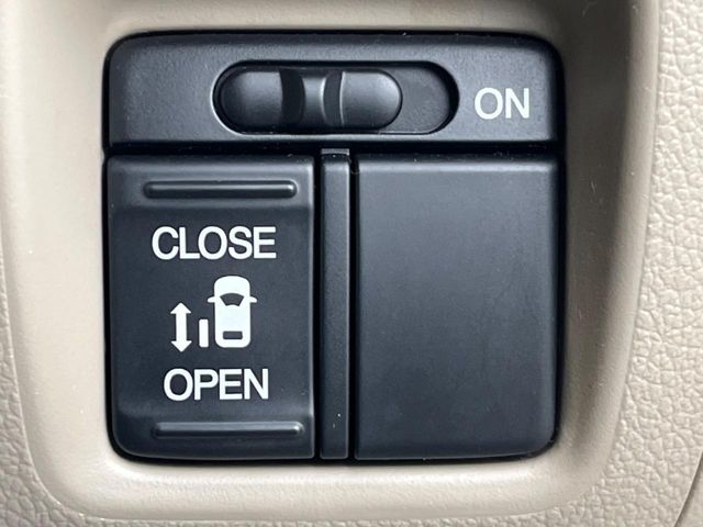 【パワースライドドア】スマートキーや運転席のスイッチでスライドドアの開閉が可能♪電動だから力を入れてドアを開ける必要が無く、小さいお子様でも、重い荷物を持っている時もラクに開け閉めできます♪