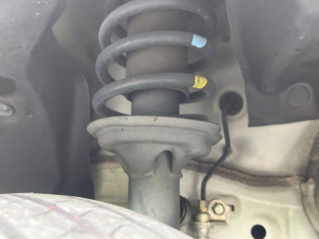 お車を安心してお乗りいただく為には、足回りの定期点検が欠かせません。サービスサポート（有償保証）では無料点検もご提供しており、安心のカーライフをお過ごしいただけるサポート体制が整っています。