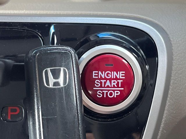 【Hondaスマートキー】カバンやポケットに入れたままでもドアの施錠・解錠が可能なスマートキーを装備。エンジンのオン・オフ時もカギを取り出す必要が無いからとっても便利です♪
