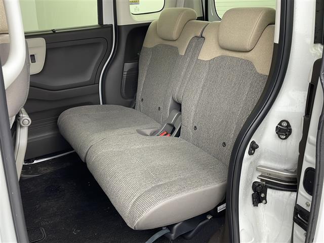 【後部座席】後席もゆったりドライブを楽しめます。内外装はプロこだわりのクリーニングで清潔なおクルマでご納車させていただきます！店舗での現車確認も承っています！