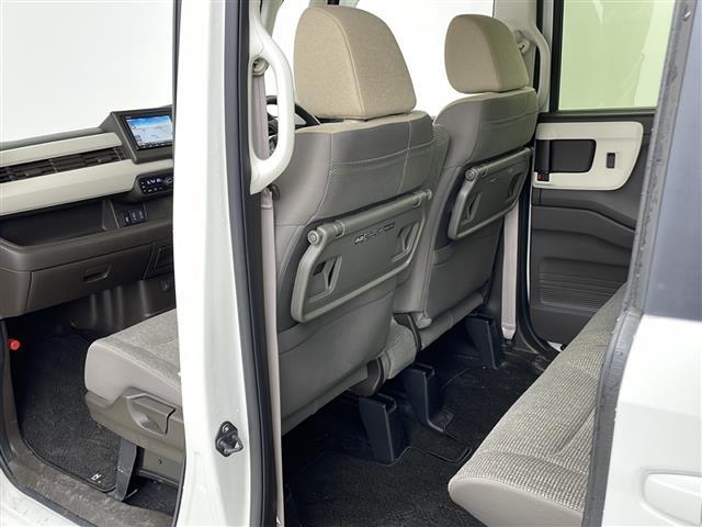 【後部座席】後席もゆったりドライブを楽しめます。内外装はプロこだわりのクリーニングで清潔なおクルマでご納車させていただきます！店舗での現車確認も承っています！