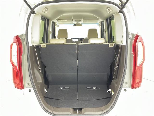 【トランク】積み込みやすくて、たっぷり積める荷室です。シートアレンジできるものは、乗車人数と荷物の量や大きさによってシートを動かすことができるので、より快適なドライブが可能です！